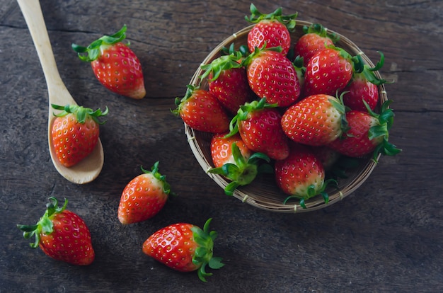 Fraises fraîches sur le panier