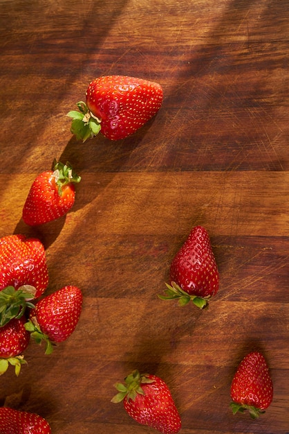 Fraises fraîches sur une planche à découper en bois