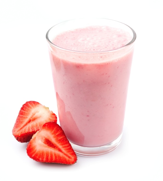 Fraises fraîches et smoothies sur blanc