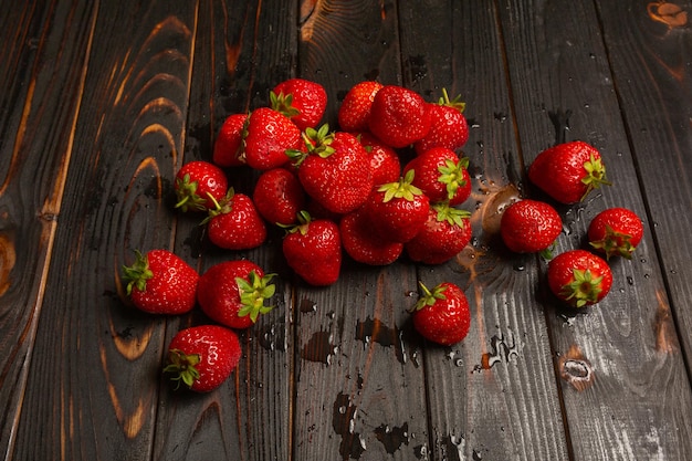 fraises fraîches sur une table en bois