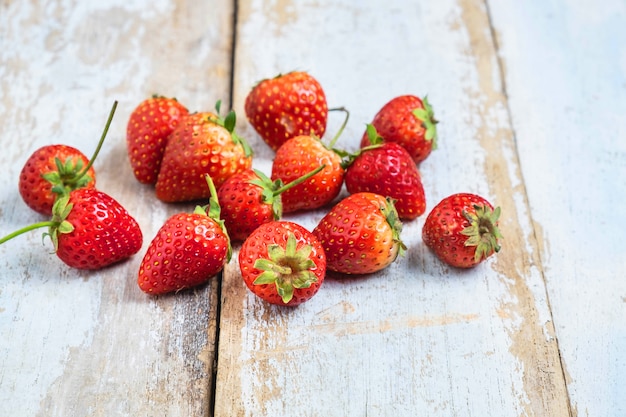 Fraises fraîches sur une table en bois