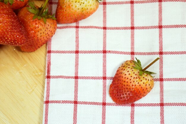 Fraises de fruits frais sur une plaque de bois