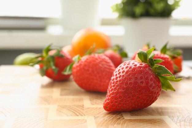 Fraises et fruits juteux frais à bord