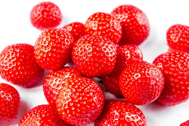 Fraises isolés sur fond blanc. Prise de vue en studio