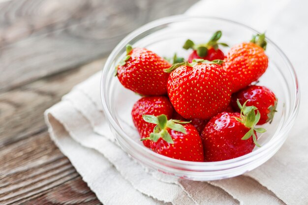 Fraises juteuses dans un bol en verre.