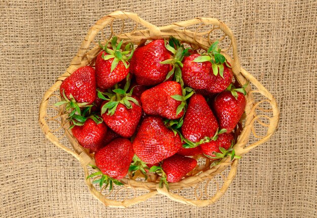 Fraises juteuses dans un panier. élément de conception