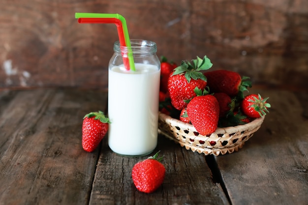 Fraises et lait dans un verre