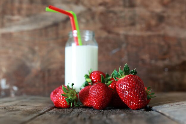 Fraises et lait dans un verre