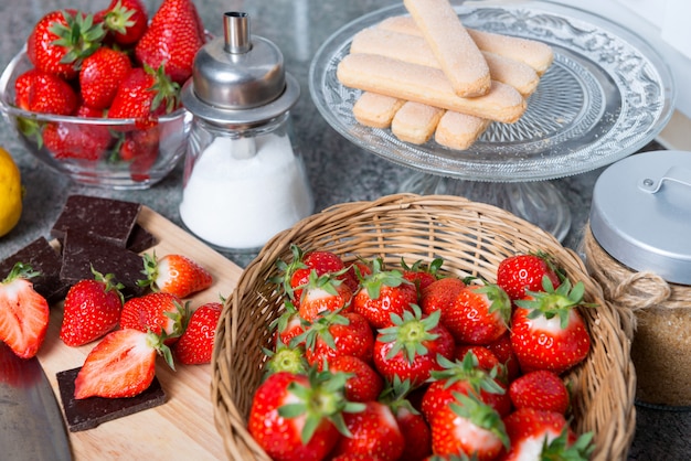 Fraises avec morceaux de chocolat noir et sucre