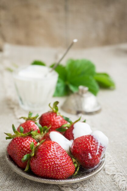 Fraises mûres sur une assiette