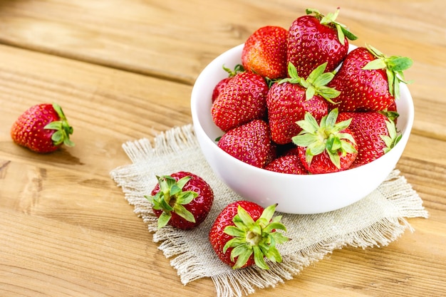 Fraises mûres dans un bol