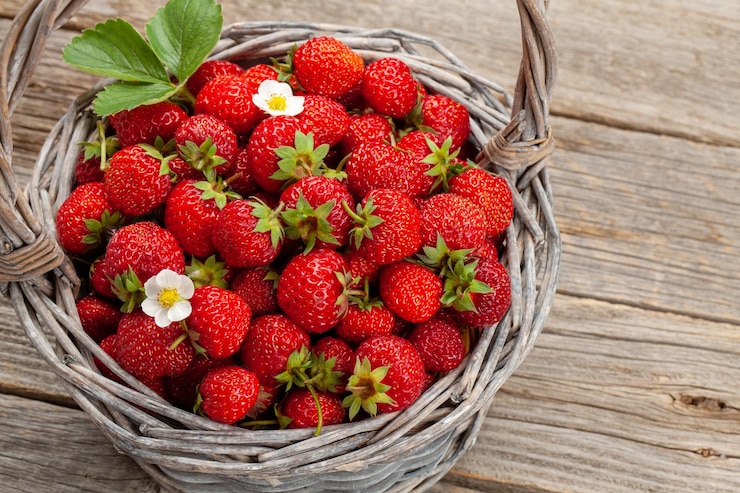 Photo fraises mûres dans le panier