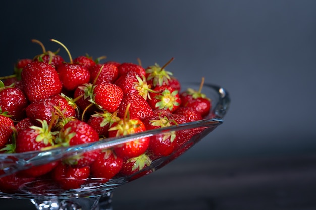 Fraises mûres sur fond noir sur fond