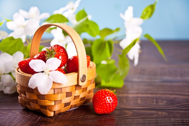 Fraises mûres fraîches dans un petit panier