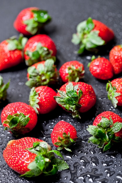 Fraises mûres fraîches avec des gouttes d&#39;eau