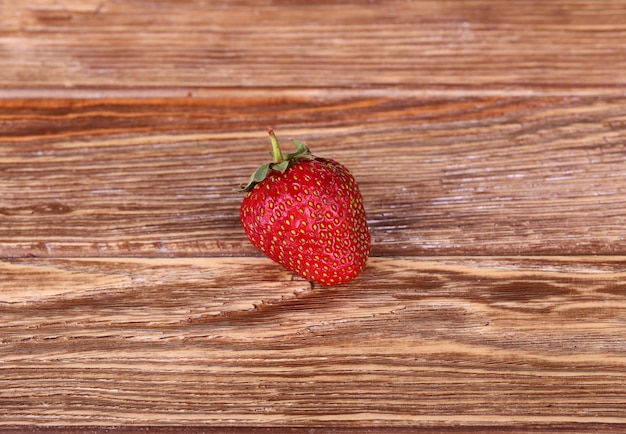 Photo fraises mûres, isolées sur bois. vue de dessus