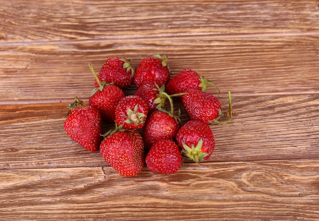 Fraises mûres, isolées sur bois. Vue de dessus