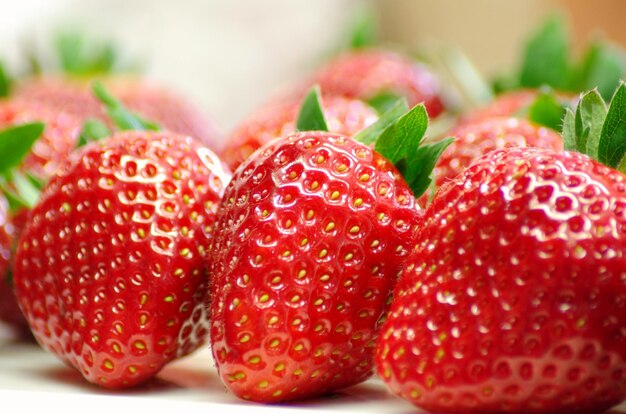 Fraises mûres et juteuses sur la table