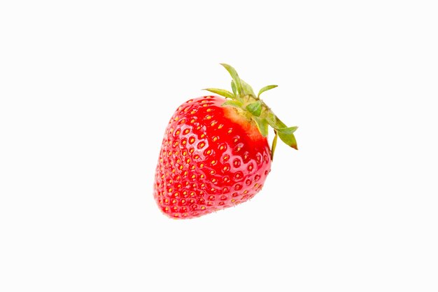 Fraises mûres sur une plaque blanche sur fond blanc