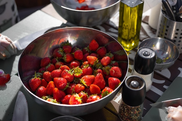 fraises mûres rouges fraîches dans un bol