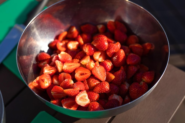 fraises mûres rouges fraîches dans un bol