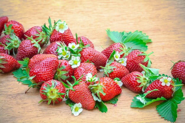 Fraises mûres rouges sur une table en bois