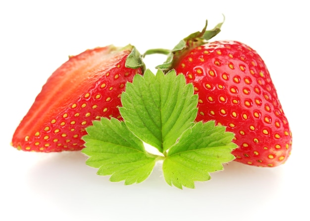 Fraises mûres sucrées avec des feuilles isolées sur blanc