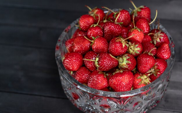 Fraises mûres sur une table en bois