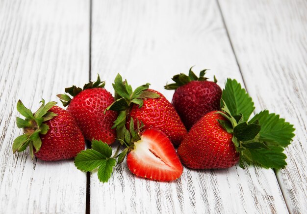 Fraises mûres sur table en bois