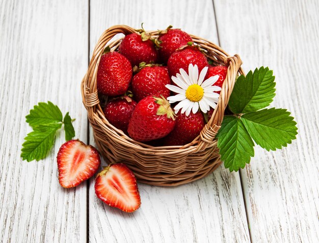 Fraises mûres sur table en bois