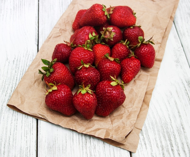 Fraises mûres sur table en bois