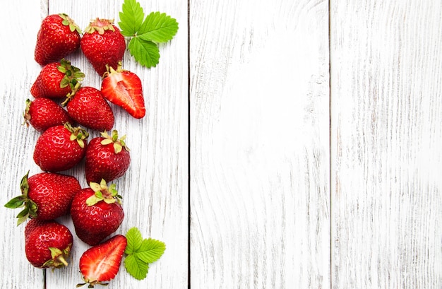 Fraises mûres sur table en bois