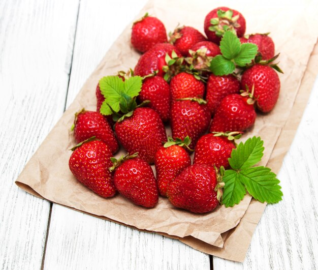 Fraises mûres sur table en bois