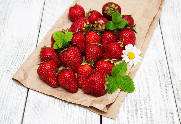 Fraises mûres sur table en bois