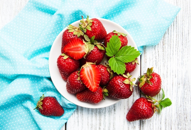 Fraises mûres sur table en bois