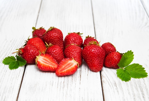 Fraises mûres sur table en bois