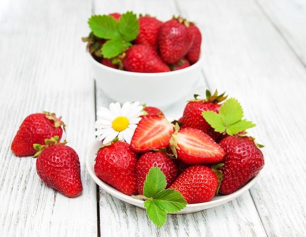 Fraises mûres sur table en bois