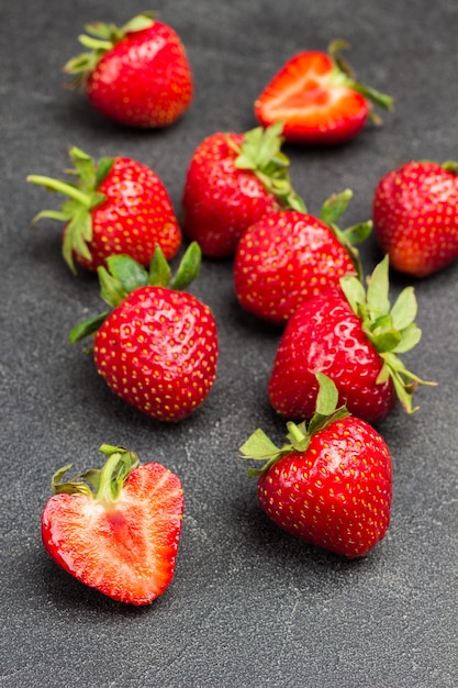 Fraises mûres sur table