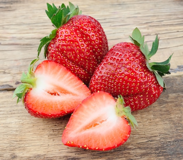 Fraises mûres sur une vieille table en bois