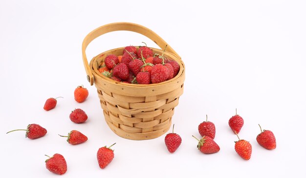 Photo fraises sur un petit panier.