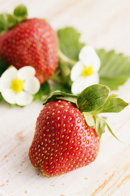 Fraises sur une planche de bois