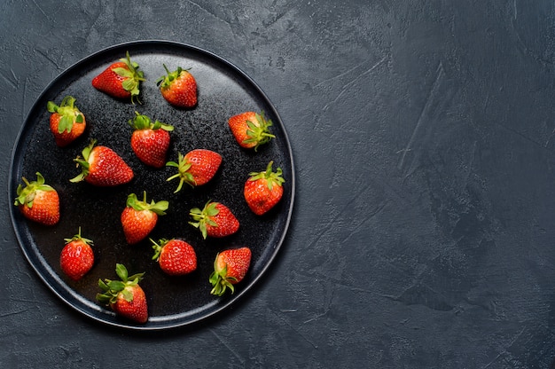 Fraises sur une plaque noire.