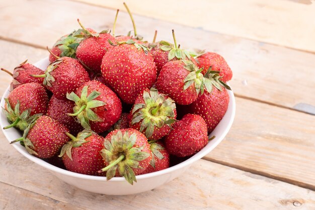 Fraises en plaque sur une table en bois, vue de dessus