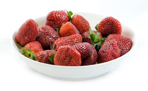 Fraises sur un plat blanc