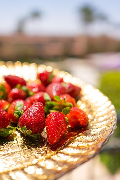 Fraises sur un plateau par une journée d'été ensoleillée