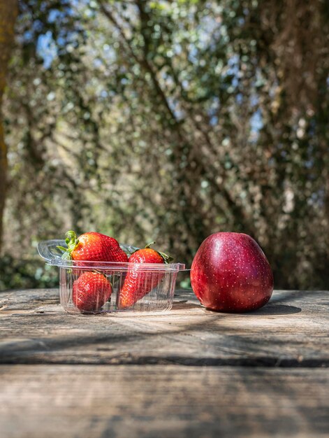 Fraises avec une pomme à côté