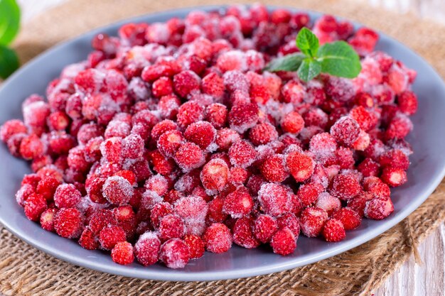 Fraises rouges congelées dans une assiette sur la table