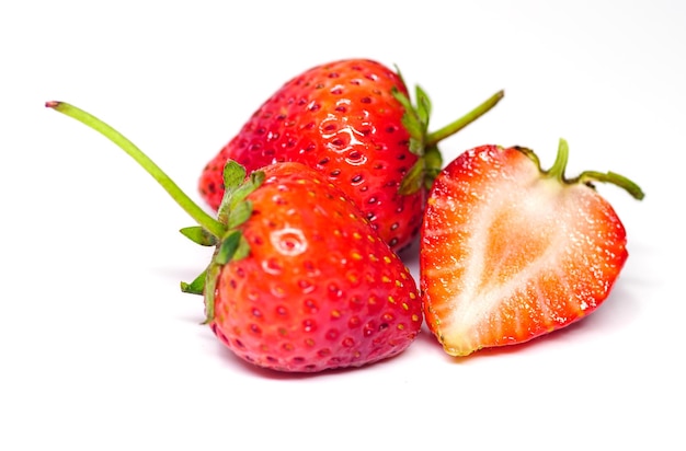 Fraises rouges fraîches sur fond blanc