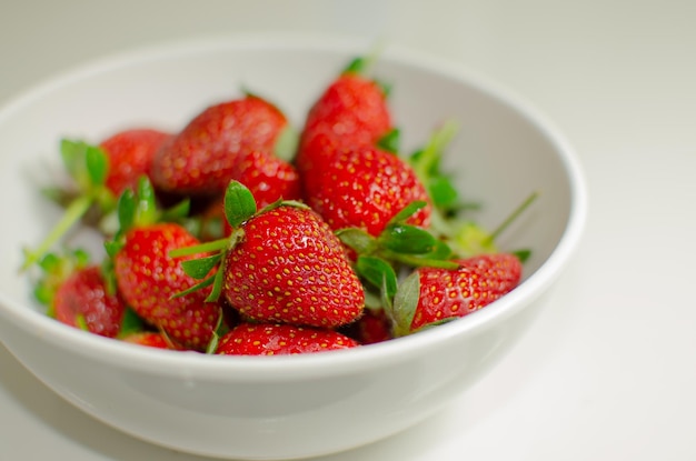 Des fraises rouges fraîches sur la table une tentation irrésistible pour les amateurs de fruits