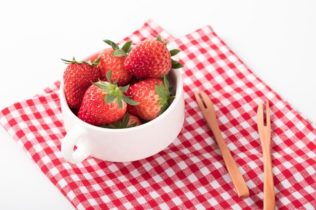 Photo fraises rouges isolés dans un bol sur la table